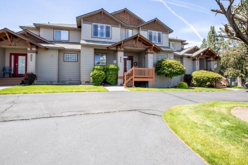 Redmond House | Spacious 4BR Private HOT TUB Eagle Crest Resort on Golf Course
