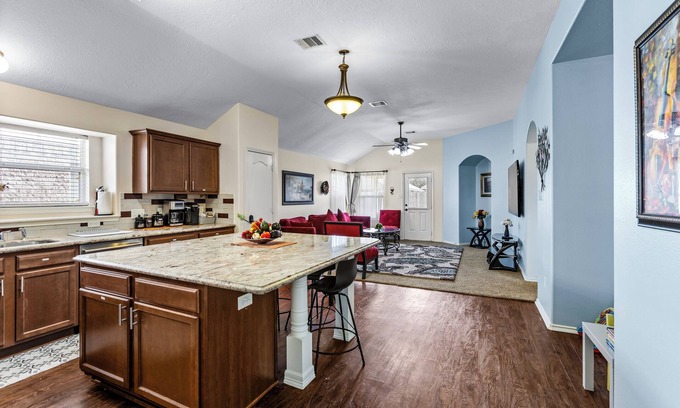 Humble House | Spacious 4BR Yard by IAH – 30 Day stays