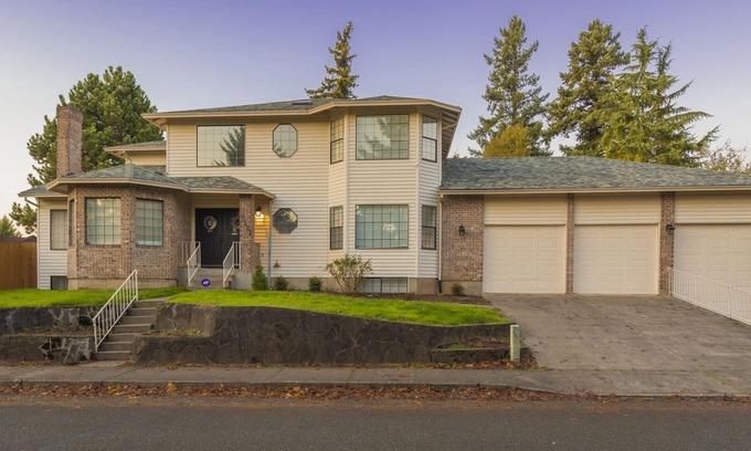 Wilkes House | Spacious 5,000+ sq ft house, Close to PDX Airport