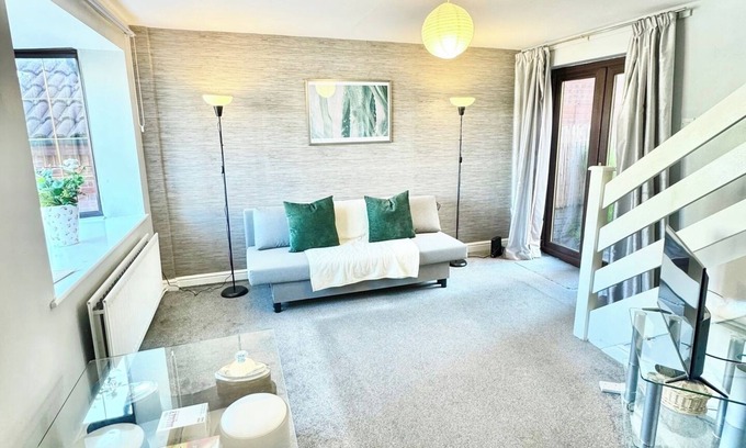 Darlaston House | Spacious 5-Bed House with Free Parking and Garden