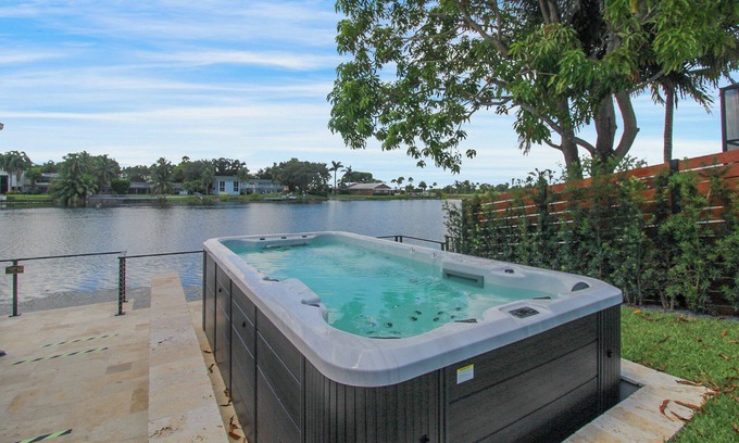 Miami Lakes House | Spacious 5-bed Lake Front Home in charming Miami Lakes with Swim Spa Gym & Dock