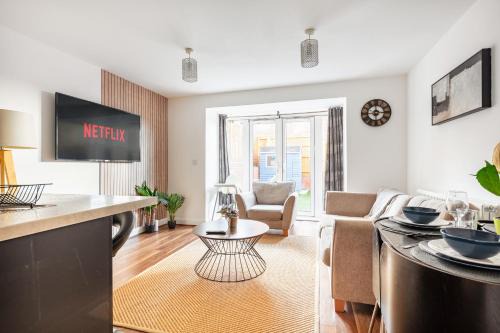 Dartford Apartment | Spacious 5 Bed, Sleeps 10 with Parking, Contractors & Family Haven