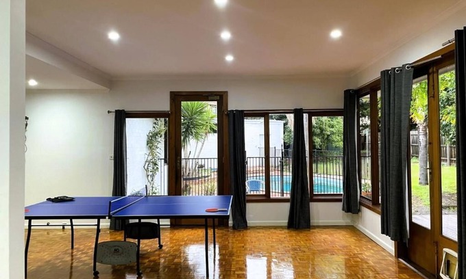 Bentleigh House | Spacious 5-bedroom house in beautiful Brighton East with AC, WiFi, fitness room