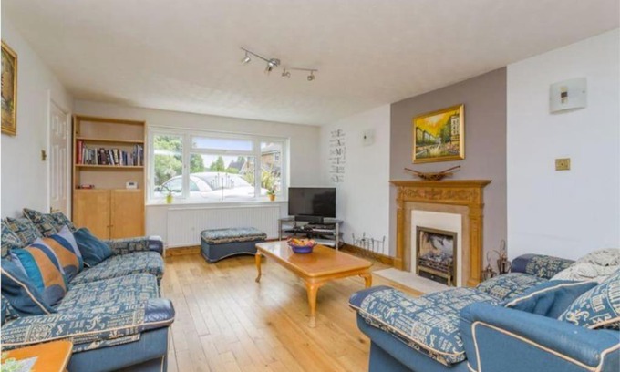 Horsham House | Spacious 5 Bedroom 11 Guest Family House in Horsham