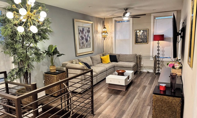 Pilsen House | Spacious 5-bedroom, 2.5 baths Coach House in East Pilsen with A/C and WIFI