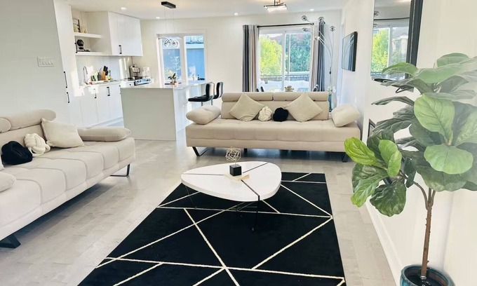 Saint-Hubert Apartment | Spacious 5-bedroom apartment in enjoyable Longueuil with AC