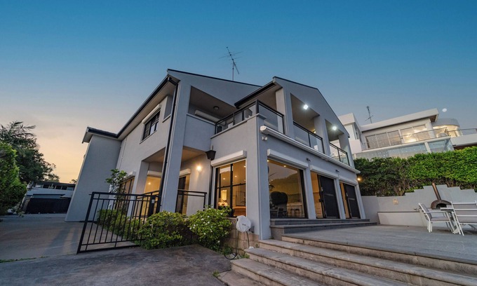 Taren Point Villa | Spacious 5-bedroom villa with WiFi and AC in delightful Taren Point
