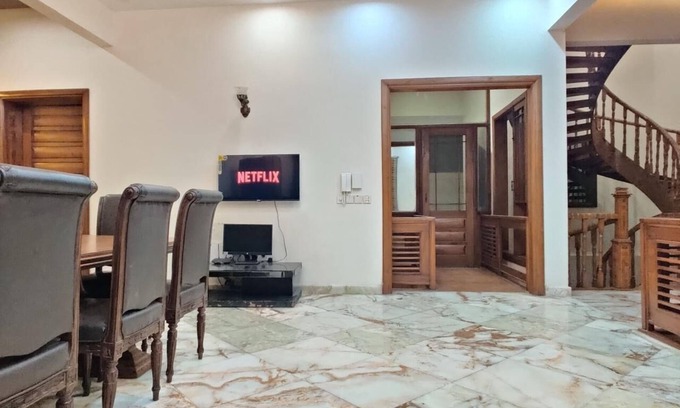 Karachi House | Spacious 5-bedroom bungalow in fabulous Karachi with AC, WiFi