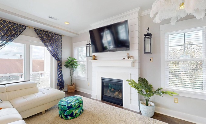 North End House | Spacious 5-bedroom house, elevator, multiple decks, linens, everything you need!