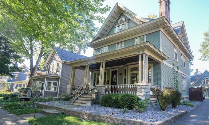 Summit - University House | Spacious 5-bedroom Historic Townhome in Saint Paul