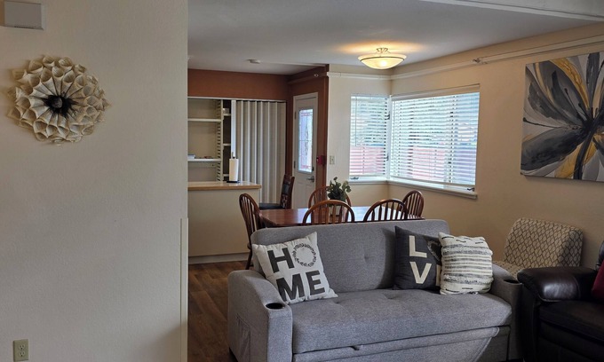 College House | Spacious 5-bedroom house that sleeps 16+ in charming Fairbanks with WiFi