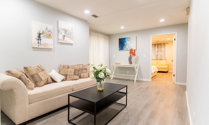 Willow Glen House | Spacious 5 Bedroom Home! Free WIFI! AC & HEAT!