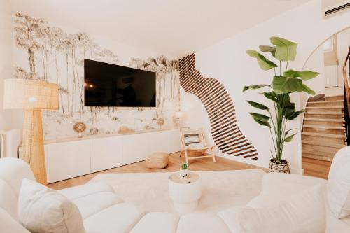 Bordeaux City Centre Apartment | Spacious 5-Bedroom Home with Terrace, Air Conditioning and Parking