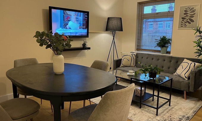 Watford House | Spacious 5 Bedroom House / 30 Mins to London