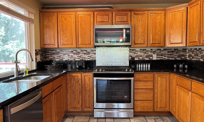 Inglewood-Finn Hill House | Spacious 5-bedroom house in fabulous Kirkland with sunroom, WiFi