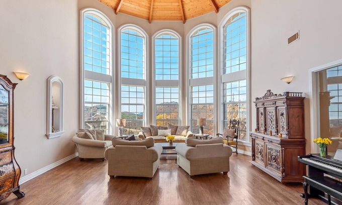 Topanga House | Spacious 5-bedroom house with ocean views - 20 min from Malibu Beach