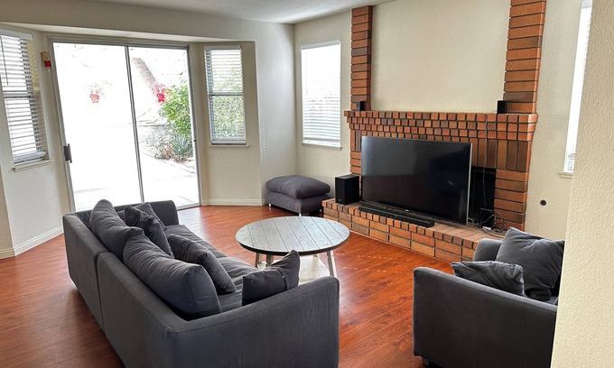 Walnut House | Spacious 5-bedroom house in pleasant Walnut with WiFi, AC