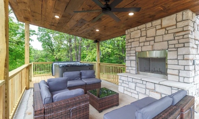 Lebanon Cabin | Spacious 5-bedroom just 1 minute from Bennett Spring State Park!