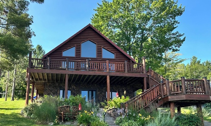 Loretto House | Spacious 5-bedroom lakefront house in charming Vulcan with WiFi, AC