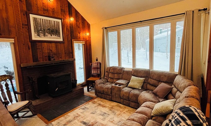 Campton House | Spacious 5-bedroom pet friendly home in Campton - game room, pools and new AC