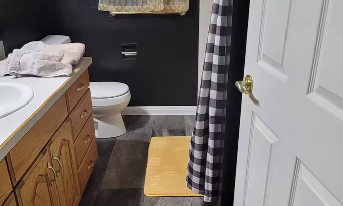 Cedar City House | Spacious 5-bedroom, Sleeps 11 Adults and 2 children in beds. Outdoor pets only.