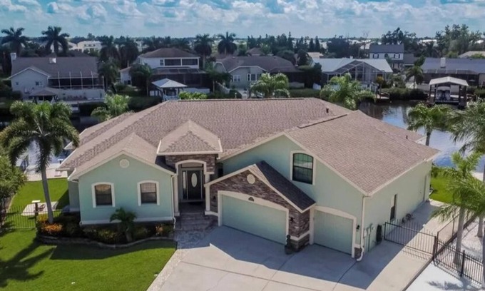 Apollo Beach House | Spacious 5-bedroom house on the water with AC, WiFi in gorgeous Apollo Beach