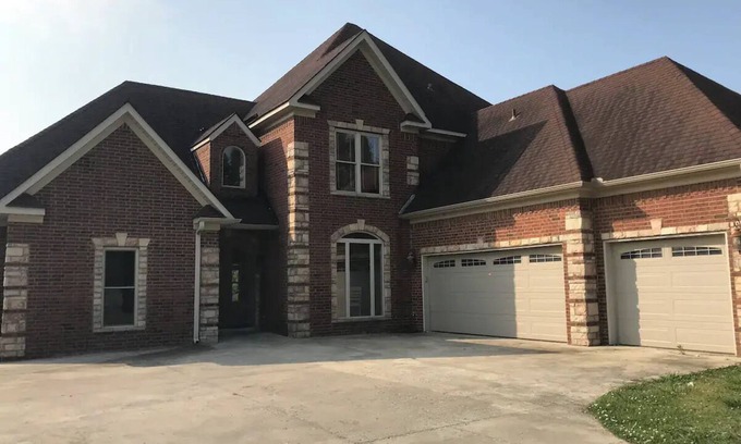 Blytheville House | Spacious 5-bedroom house in lovely Blytheville with WiFi, fitness room