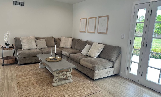 Northridge House | Spacious 5-bedroom house in enchanting Northridge with WiFi, AC