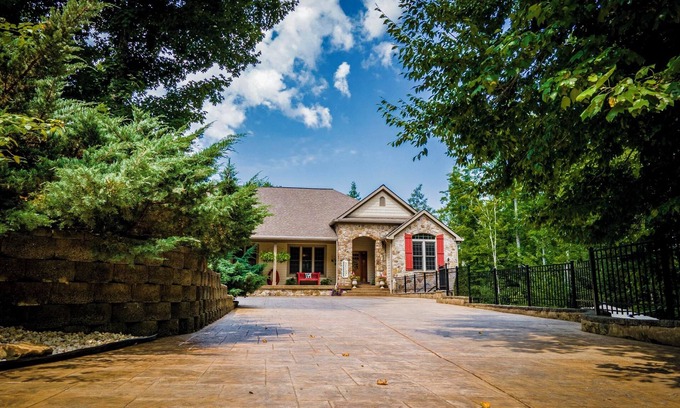 Sevierville House | Spacious 5-bedroom house in serene Sevierville with Pool and free WiFi