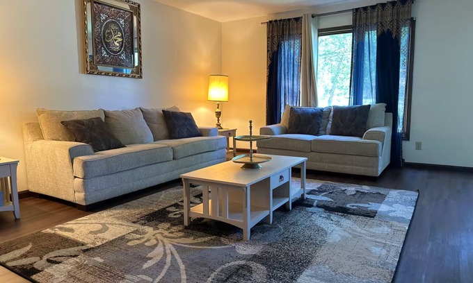 Parma Heights House | Spacious 5-BR Home - Near CLE Clinc + CWRU