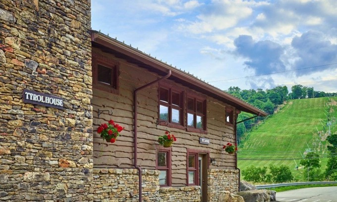 Seven Springs Ski Chalet | Spacious 5BR Chalet w/Kitchen | Ski Lifts + Pools