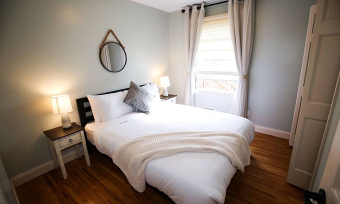 St. Anthony West House | Spacious 5BR in NE Arts District by Lux Life