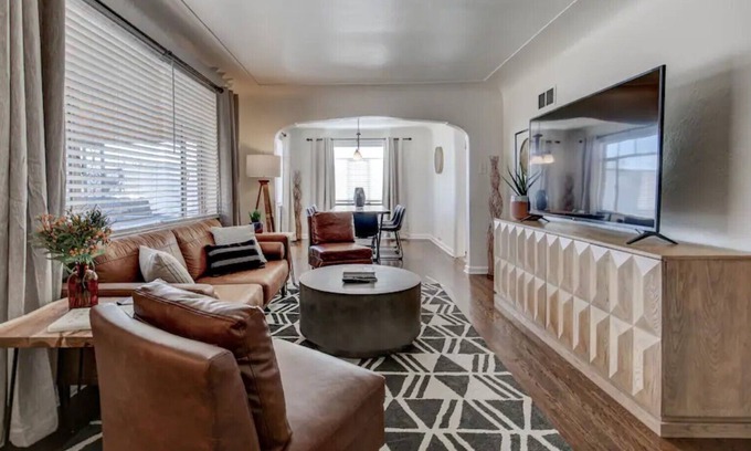 Barths House | Spacious 5BR w/Backyard & Foosball - Dog friendly!