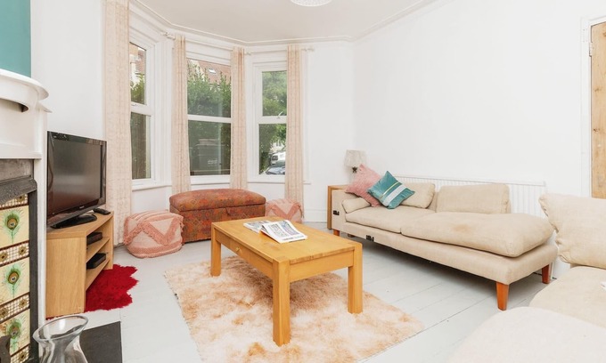 Horfield House | Spacious 6-bed Family Retreat Bristol