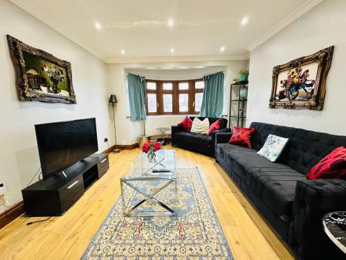 Sudbury Apartment | Spacious 6 Bed Residence in Wembly, London