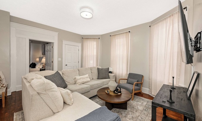 Tremont Apartment | Spacious 6-bedroom apartment in amazing Cleveland with WiFi, AC