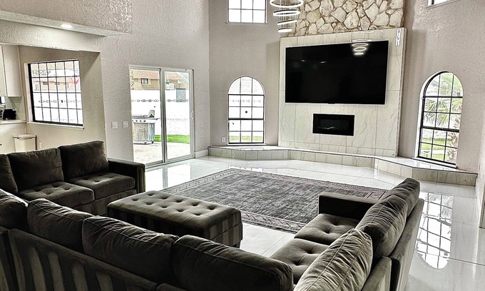 Paradise House | Spacious 6-bedroom house in enchanting Las Vegas with huge pool CLOSE TO AIRPORT