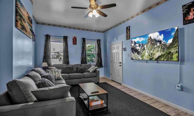 Front Park House | Spacious 6-bedroom house with WiFi, AC and free Parking in brilliant Buffalo