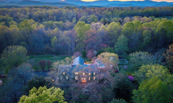 Haywood House | Spacious 6-bedroom house w/AC Pool & Hot Tub Firepit Near Shenandoah