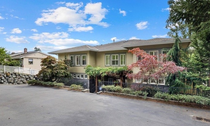 Picnic Point-North Lynnwood House | Spacious 6-bedroom Luxury House with Lake Access Lynnwood, Washington