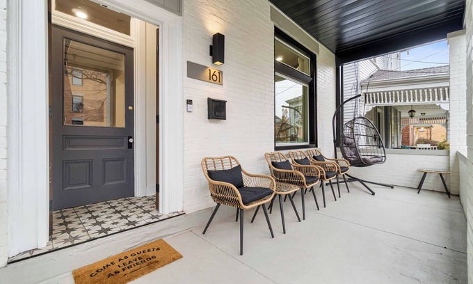 Bloomfield House | Spacious 6-Bedroom Retreat Near Pitt, CMU & Downtown Pittsburgh