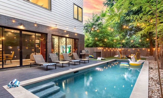 East Cesar Chavez House | Spacious 6BR Retreat w Backyard Pool—Rainey Street