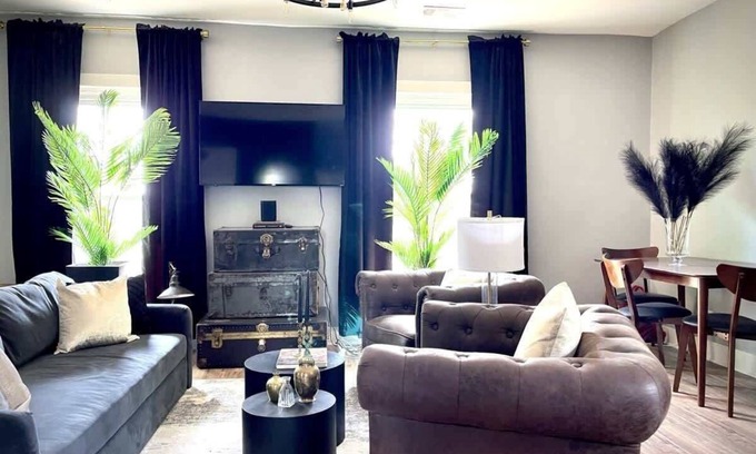 Evanston House | Spacious 7-Bedroom Home in Evanston