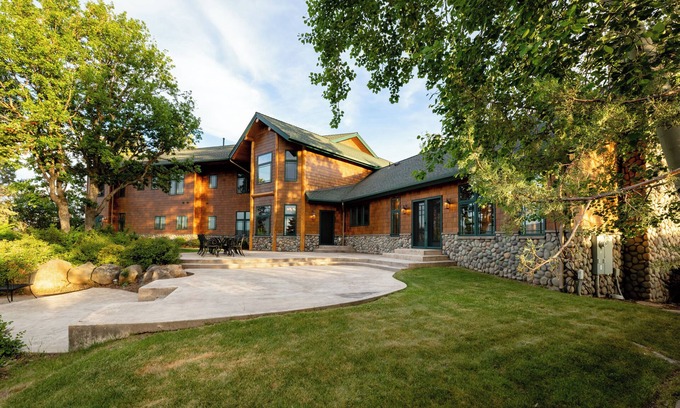 Klamath Falls House | Spacious 9-bedroom house with WiFi, AC in charming Klamath Falls