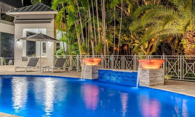Plantation House | Spacious 9-bedroom house SLEEPS 20!!! Large groups welcome