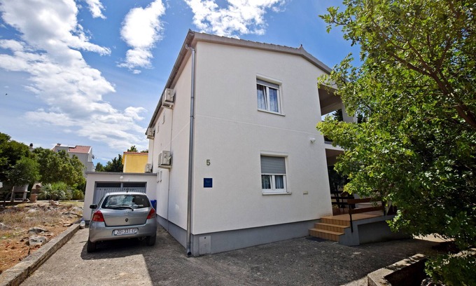 Starigrad Apartment | Spacious accommodation for 4-5 people in a quiet location