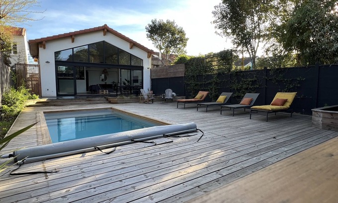 Begles House | Spacious air-conditioned family home with private pool