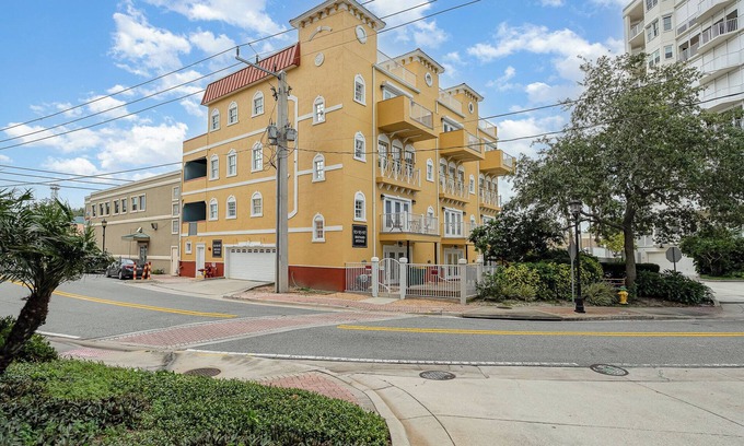 Cocoa House | Spacious and Central Downtown Cocoa Village Estate 2 with River Views!