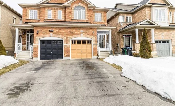 Hurontario House | Spacious and Comfortable House near Squireband