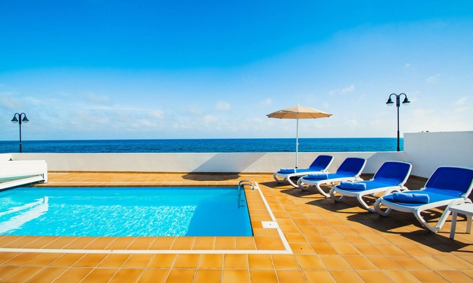 Arrieta Villa | Spacious and comfortable home by the sea in Arrieta